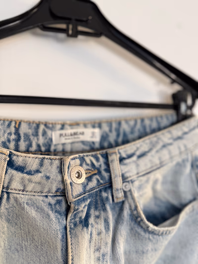 Falda vaquera de lavado claro de Pull&Bear — pre-loved on Thrifted.mt