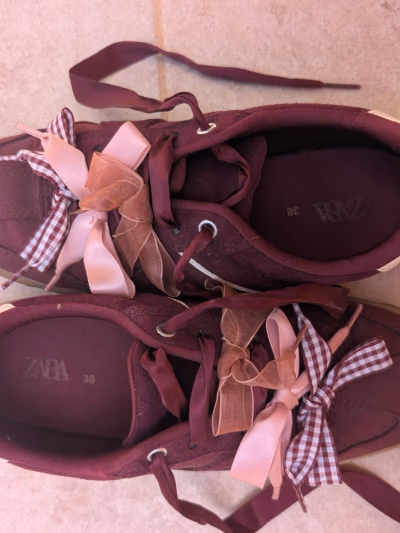 Ténis Zara com fita e renda em cor de vinho, tamanho 38 (UE) by Zara — pre-loved on Thrifted.mt