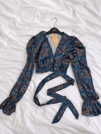 Blusa corta con estampado paisley color verde azulado — pre-loved on Thrifted.mt