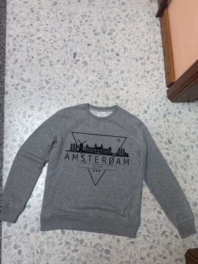 Moletom cinza com estampa de Amsterdã by Primark — pre-loved on Thrifted.mt