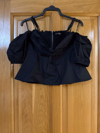 Guess black top  by Guess — pre-loved on Thrifted.mt