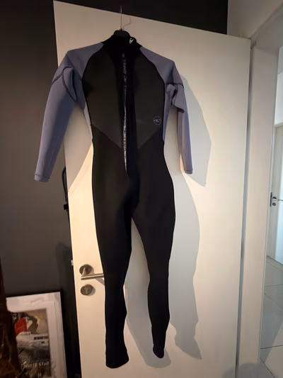 O’Neill women’s reactor back zip size 40 by O’Neill — pre-loved on Thrifted.mt