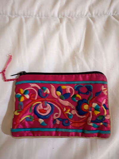 Borsetta rosa con cerniera e ricami — pre-loved on Thrifted.mt