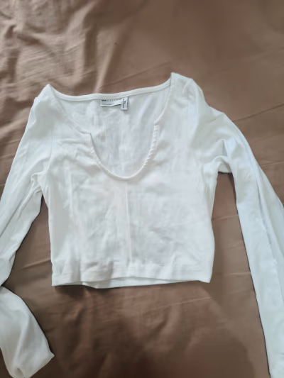 White ribbed long sleeve top by ASOS DESIGN — pre-loved on Thrifted.mt