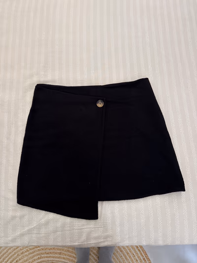Mini gonna nera Trendyol by Trendyol — pre-loved on Thrifted.mt