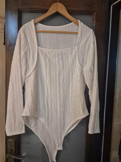 Body de manga comprida branco de malha trançada plus size SHEIN FRANCLIA — pre-loved on Thrifted.mt