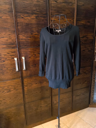 Classic black knitted jumper by redherring — pre-loved on Thrifted.mt