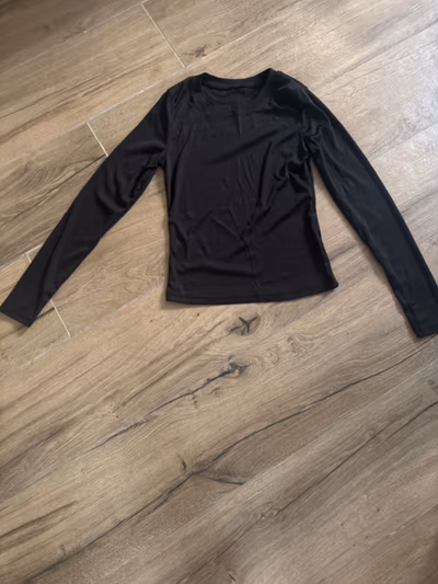 Black Long Sleeve Top — pre-loved on Thrifted.mt