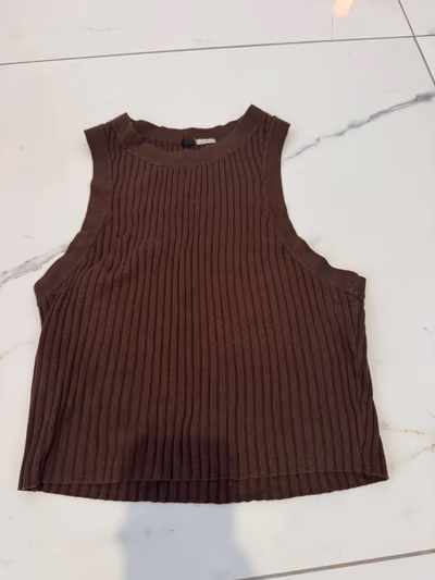 Ribbed brown sleeveless cropped top — pre-loved on Thrifted.mt