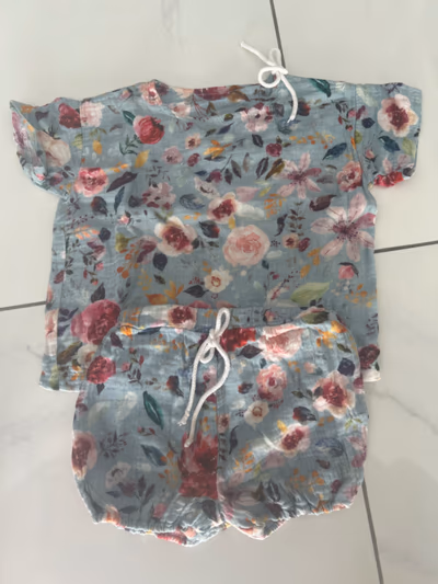 Conjunto de verano para bebé de muselina con estampado floral — pre-loved on Thrifted.mt