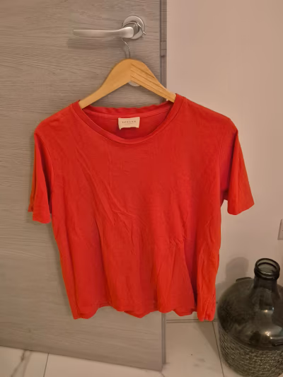 Camiseta vermelha de algodão orgânico Sezane by Sezane — pre-loved on Thrifted.mt