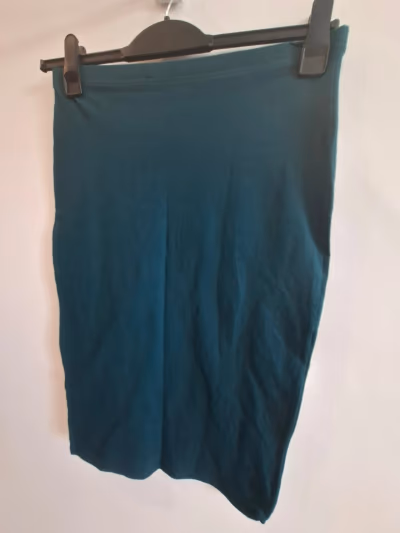 Simple dark green pencil skirt — pre-loved on Thrifted.mt