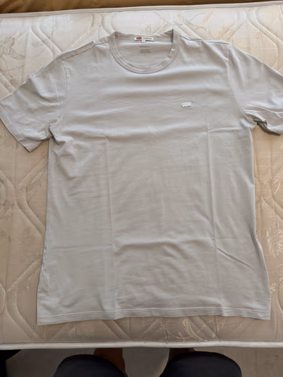 Levi's grey crew-neck tee by Levi's — pre-loved on Thrifted.mt