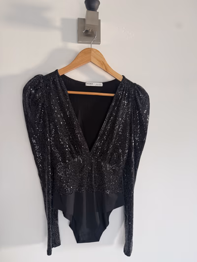 Pull&Bear Black Metallic Sequin V-Neck Bodysuit — pre-loved on Thrifted.mt