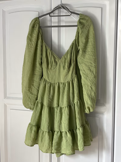 Princess Polly Green Flowy Open-Back Dress 💚  by Princess Polly — pre-loved on Thrifted.mt
