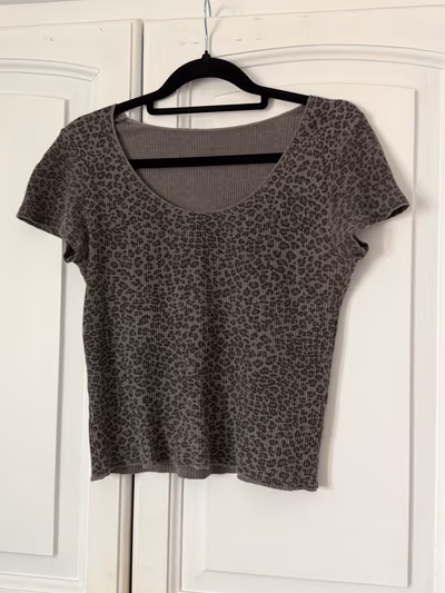 Grey leopard print waffle top by Brandy Melville — pre-loved on Thrifted.mt