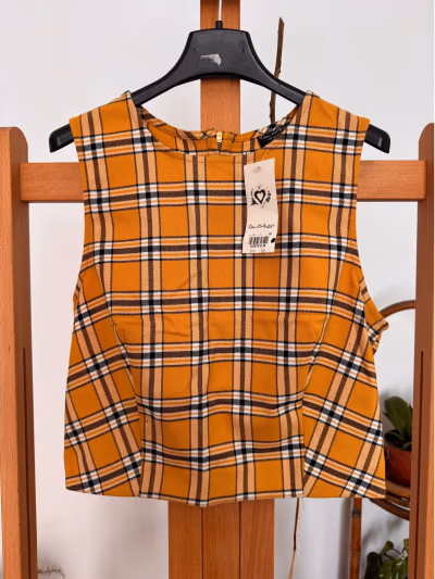 Top corto a cuadros de Miss Selfridge by Miss Selfridge — pre-loved on Thrifted.mt