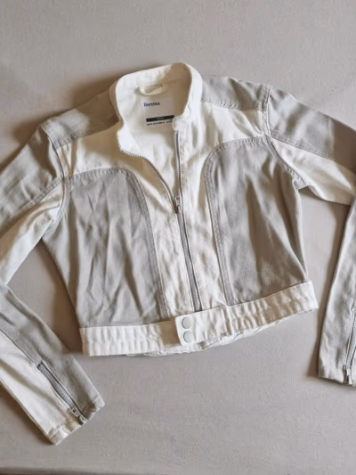Chaqueta vaquera corta bicolor by Bershka — pre-loved on Thrifted.mt