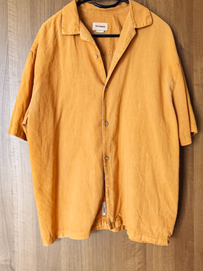Camisa naranja de manga corta de Pull&Bear by Pull&Bear — pre-loved on Thrifted.mt