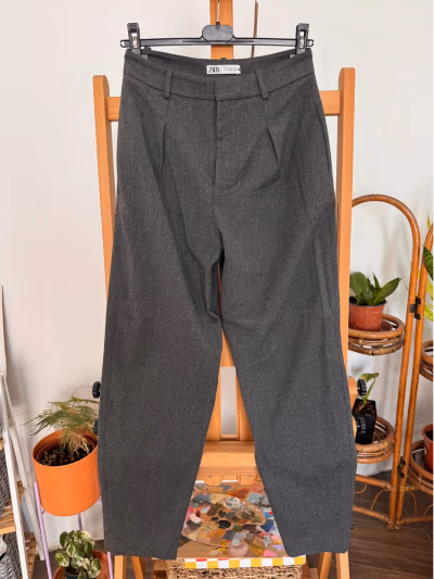 Pantalones tobilleros grises de corte sastre de ZARA by Zara — pre-loved on Thrifted.mt