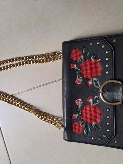 Borsa a tracolla nera con rosa ricamata — pre-loved on Thrifted.mt