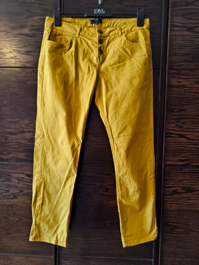 Pantalones amarillos de corte ajustado by Kiabi — pre-loved on Thrifted.mt