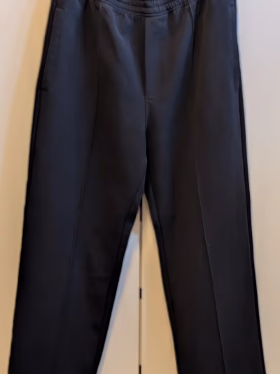 Pantalones negros de corte sastre para el día a día by WEEKDAY — pre-loved on Thrifted.mt
