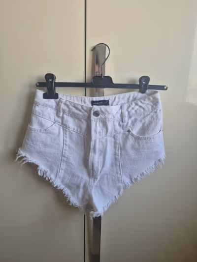 Calliope - Pantalones cortos vaqueros blancos con bajo deshilachado by Calliope — pre-loved on Thrifted.mt