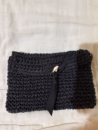 Pochette in paglia intrecciata nera — pre-loved on Thrifted.mt