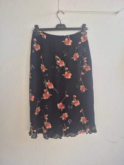 Floral black midi skirt vintage — pre-loved on Thrifted.mt