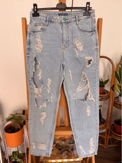 Vaqueros Pull&Bear desgastados de lavado claro, talla EU38 by Pull&Bear — pre-loved on Thrifted.mt