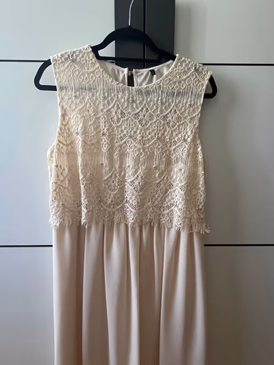 Vestido com sobreposição de renda creme e bordado com missangas by United Colors of Benetton — pre-loved on Thrifted.mt