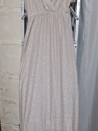Abito lungo beige brillante — pre-loved on Thrifted.mt