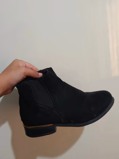 Botas Chelsea de camurça preta — pre-loved on Thrifted.mt