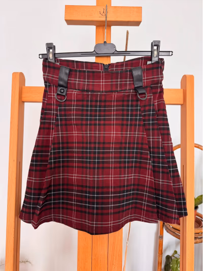 Minifalda a cuadros escoceses burdeos de KILLSTAR by Killstar — pre-loved on Thrifted.mt