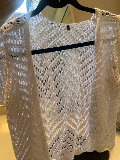 Cardigan bianco lavorato a maglia all'uncinetto — pre-loved on Thrifted.mt