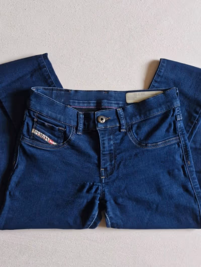 calça jeans skinny Diesel de lavagem escura by Diesel — pre-loved on Thrifted.mt