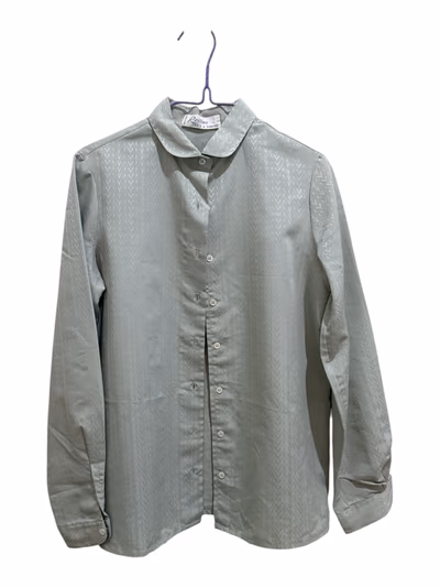 Camisa Regina com textura e botões by Regina — pre-loved on Thrifted.mt
