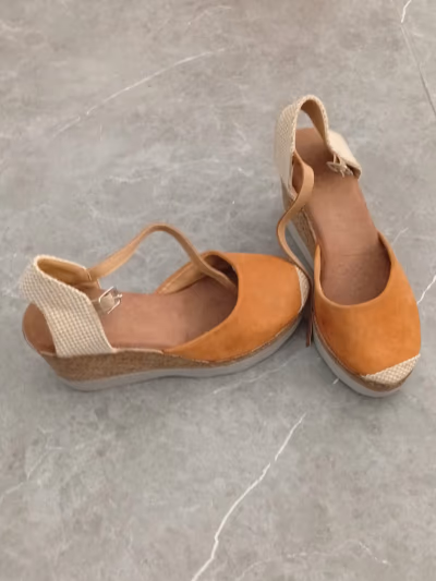 Sandálias de cunha em camurça castanha — pre-loved on Thrifted.mt