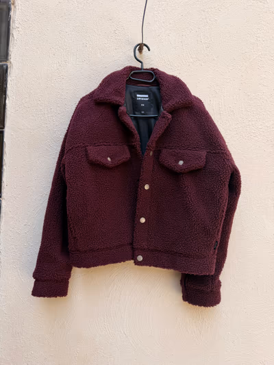Chaqueta de borreguito en color burdeos Pixley de Dr Denim by Dr Denim — pre-loved on Thrifted.mt
