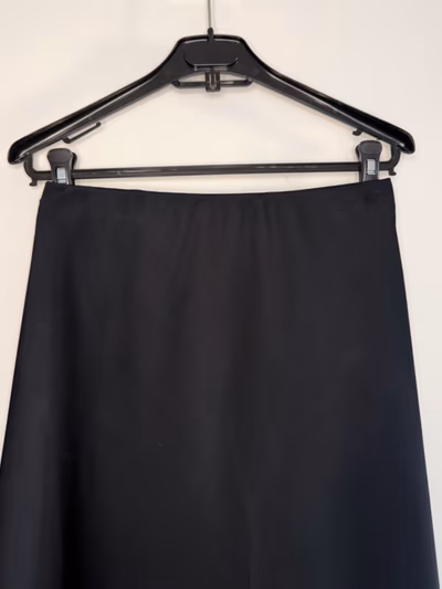 Macò Italia Black Fluid Midi Skirt — pre-loved on Thrifted.mt