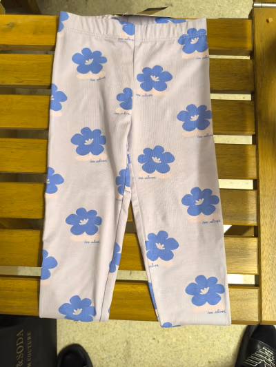 Leggings con estampado floral para niñas by Kiabi — pre-loved on Thrifted.mt