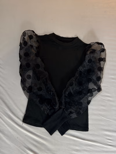Top negro con mangas transparentes — pre-loved on Thrifted.mt