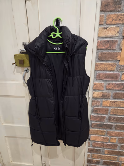 Zara black padded hooded gilet by Zara — pre-loved on Thrifted.mt