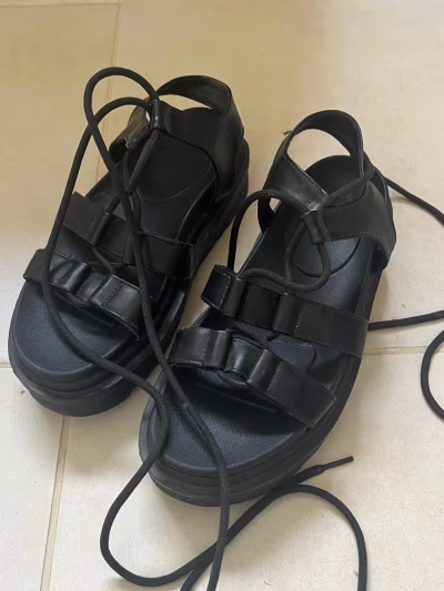 Sandálias pretas de renda com plataforma — pre-loved on Thrifted.mt