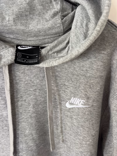 Nike sweatshirt — pre-loved on Thrifted.mt