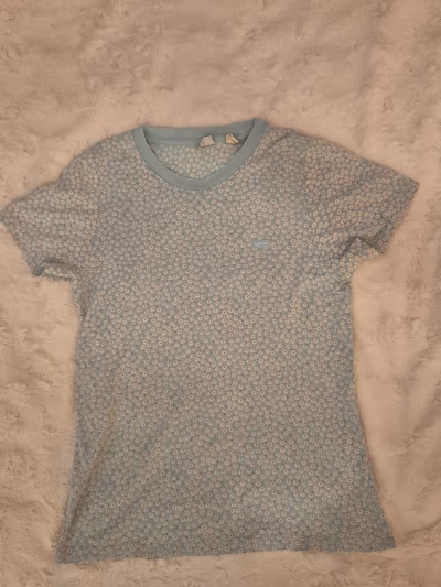 Levi's floral cotton t-shirt by Levi's — pre-loved on Thrifted.mt