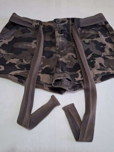 Pantalones cortos utilitarios de camuflaje Dorothy Perkins con cinturón by Dorothy Perkins — pre-loved on Thrifted.mt