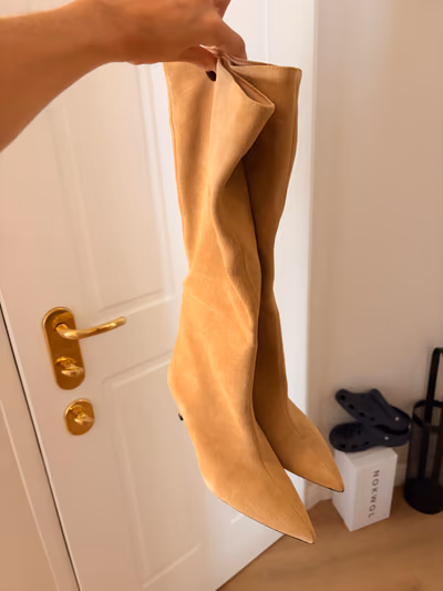 Tan suede pointed heel boots by Zara — pre-loved on Thrifted.mt
