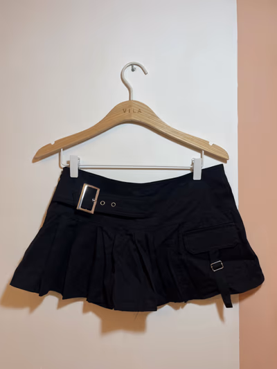 Black Pleated Buckle Detail Mini Skirt by SHEIN — pre-loved on Thrifted.mt